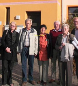 Die Delegation aus Jena und ihre Gastgeber aus Erlangen vor dem August-Bebel-Haus der Erlanger SPD