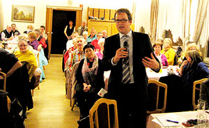 Florian Janik (vorne stehend) erläutert seine Position zur Nachverdichtung in Büchenbach-Nord