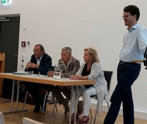 Franz Schindler, Horst Arnold und Alexandra Hiersemann während der Diskussion am Tisch sitzend, daneben steht Dr. Philipp Dees
