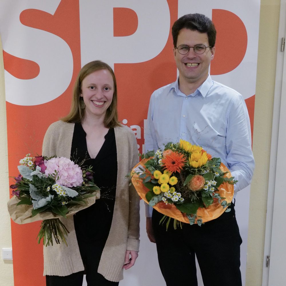 Sophia Waldmann und Philipp Dees mit je einem Blumenstrauß