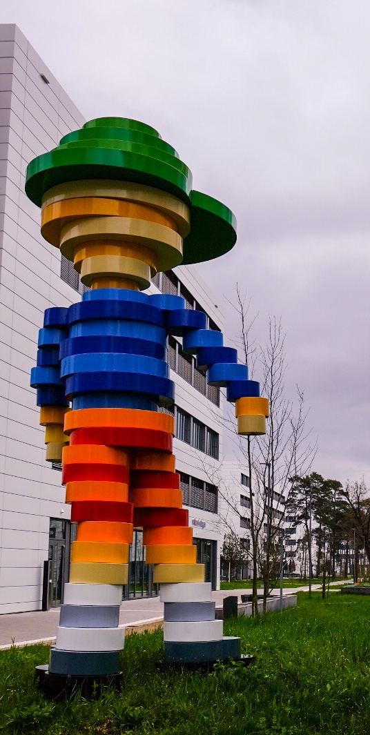Blick auf ein Kunstwerk im Siemens-Campus, im Hintergrund Gebäude